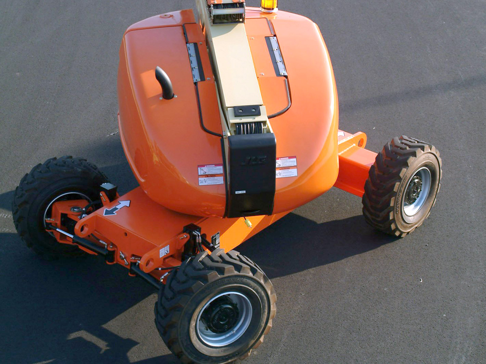 JLG 600AJ 60ft Articulating Boom Lift - Image 5