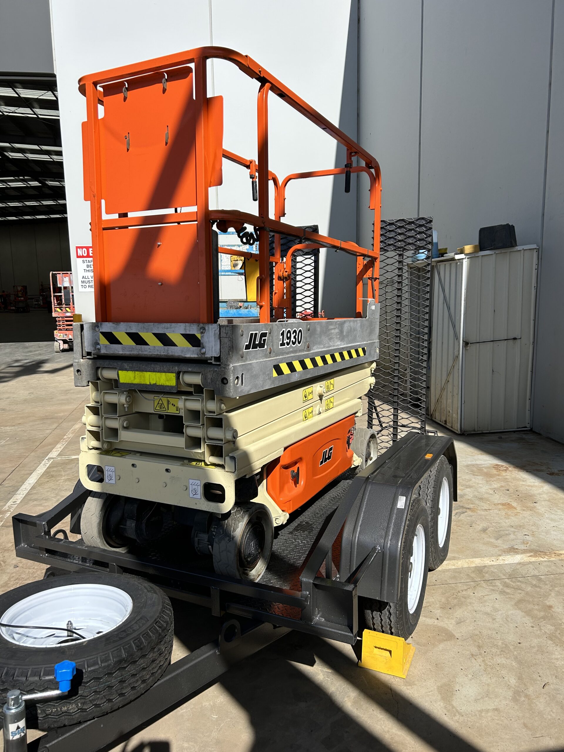 JLG 1930ES 19ft Scissor painted and recertified on trailer – with warranty - Image 4