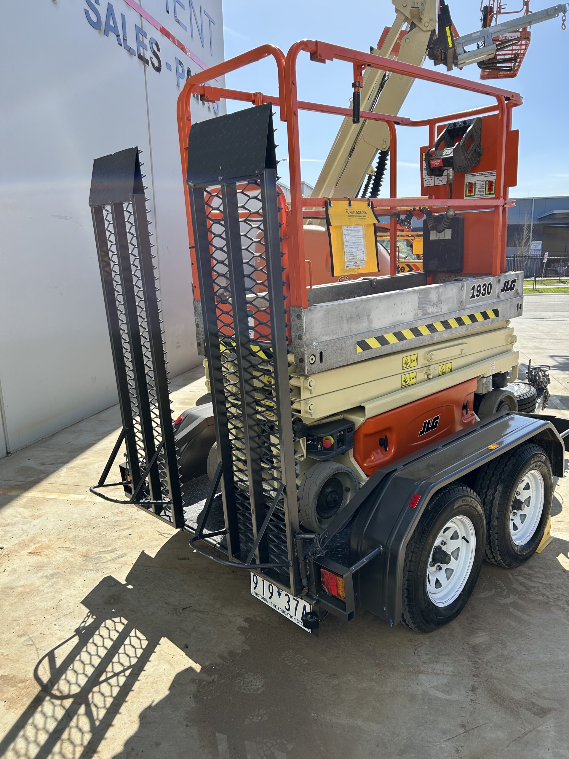 JLG 1930ES 19ft Scissor painted and recertified on trailer – with warranty - Image 2