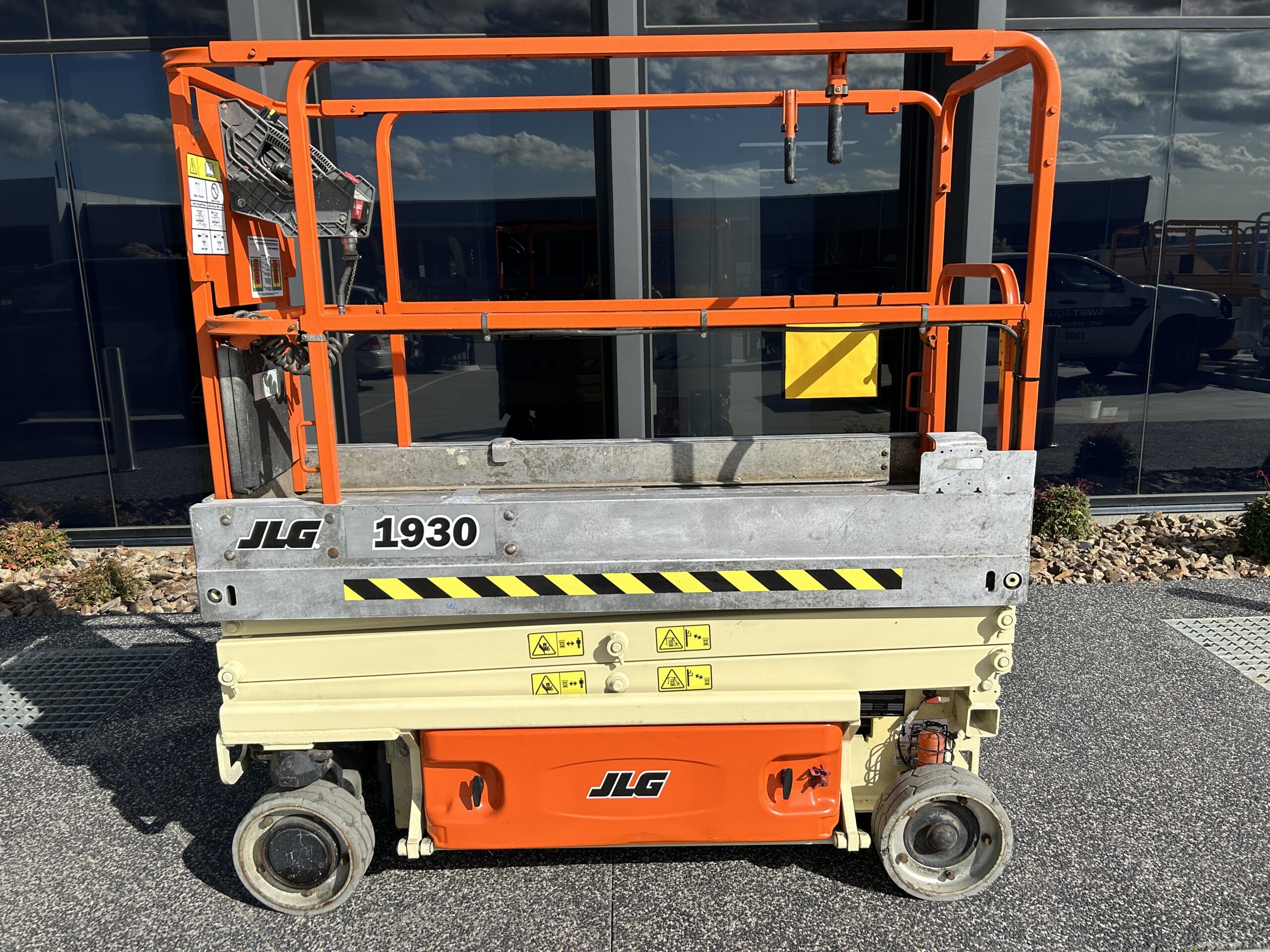 JLG 1930ES 19ft Scissor Painted and Recertified With Warranty - Image 9