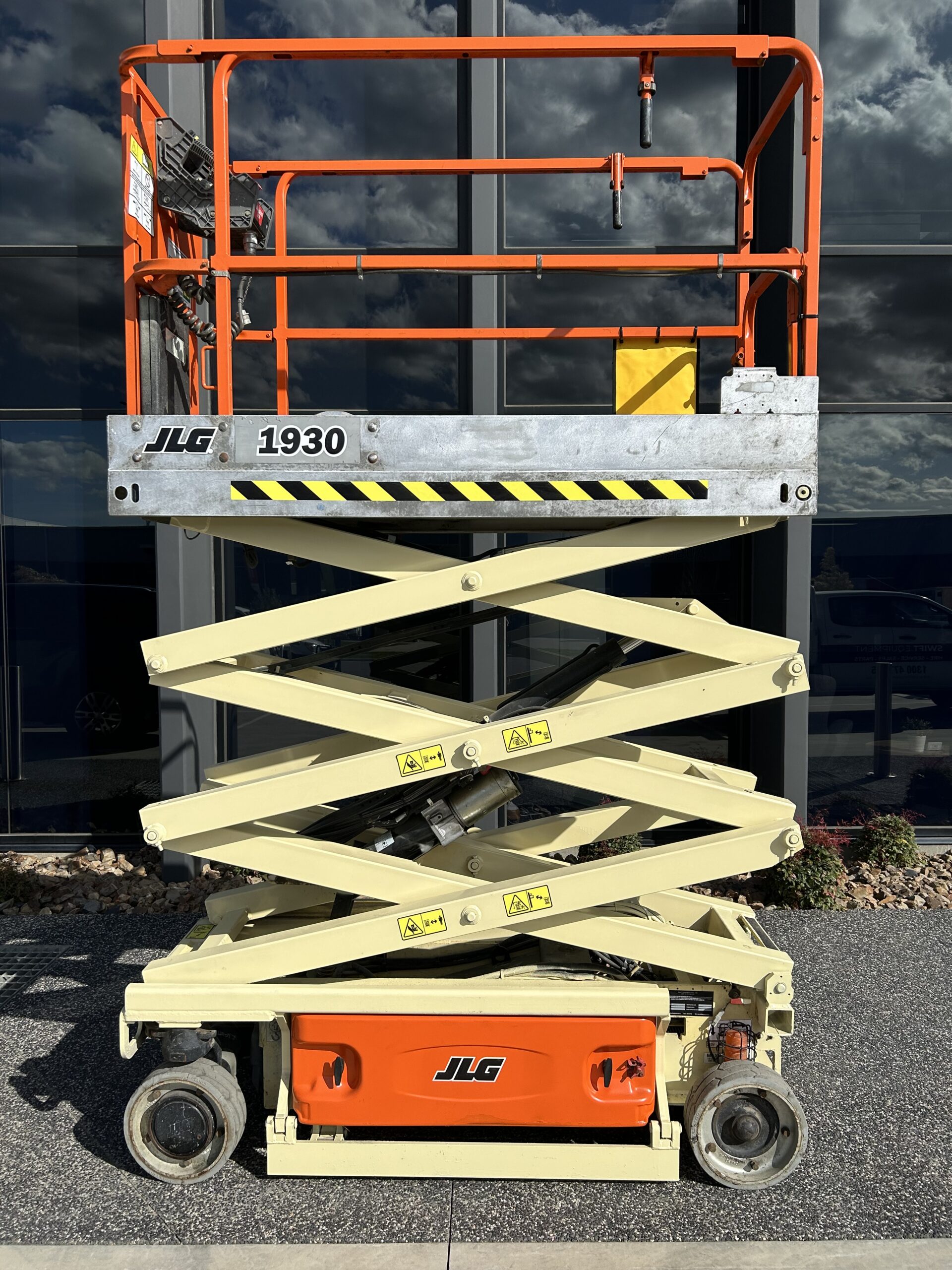 JLG 1930ES 19ft Scissor Painted and Recertified With Warranty - Image 8