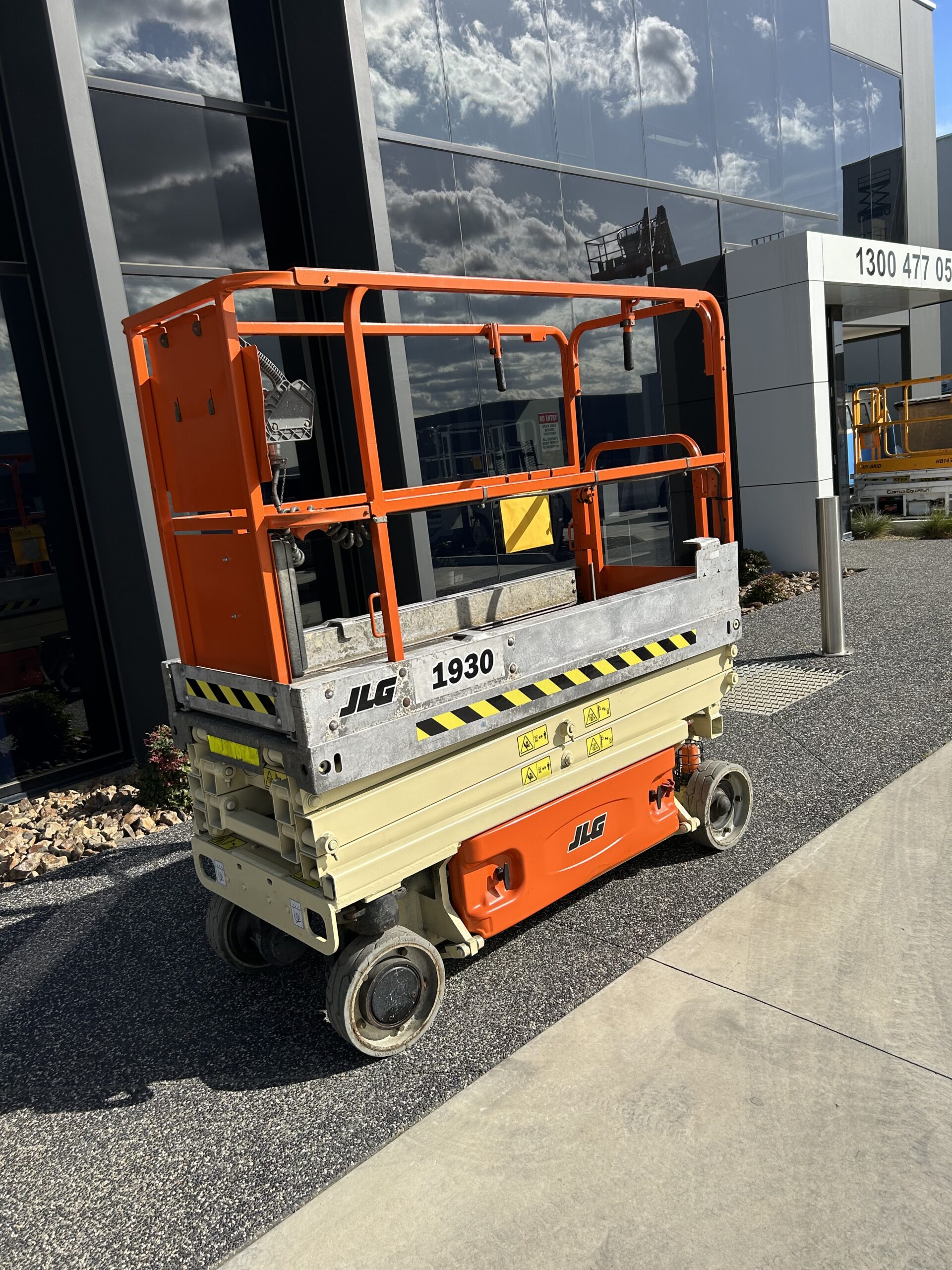 JLG 1930ES 19ft Scissor Painted and Recertified With Warranty - Image 4