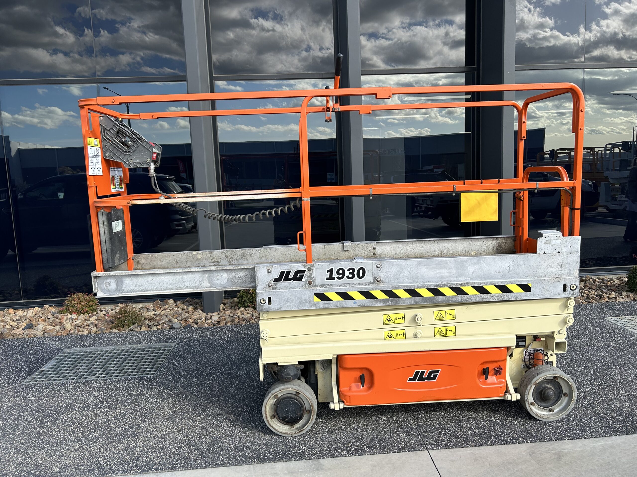 JLG 1930ES 19ft Scissor Painted and Recertified With Warranty - Image 3